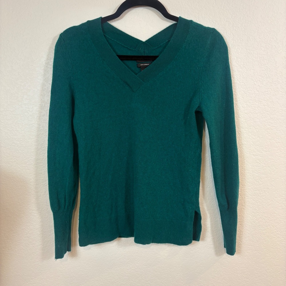 Halogen Sweater Women Small Green 100% Cashmere V-Neck Long Sleeve Quiet Luxury